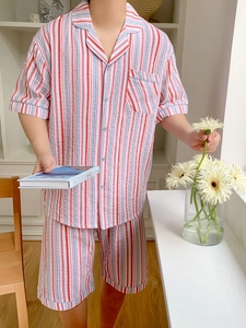 Détail de la chemise de pyjama rayée avec col à revers et texture en coton seersucker