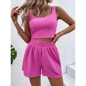 Ensemble détente rose vif pour femme avec débardeur court en maille côtelée et short