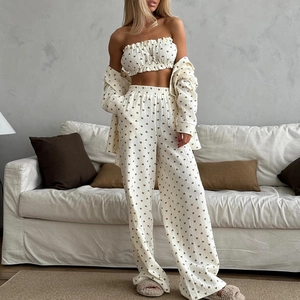Dettaglio del tessuto in cotone crepe del set loungewear tre pezzi con stampa a cuori