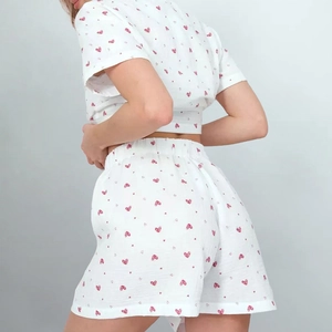 Vue arrière d'un pyjama en coton crêpé pour femme avec imprimés cœurs rouges