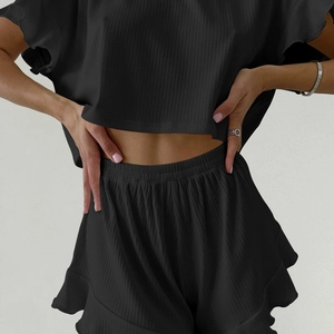 Ensemble détente deux pièces noir côtelé pour femme avec short à volants et crop top