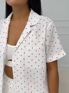 Détail de l'ensemble pyjama en coton avec motifs cœurs rouges et texture plissée fine