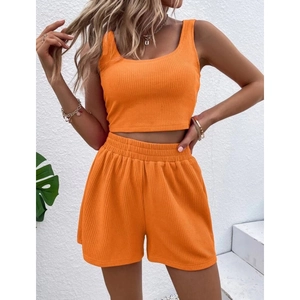 Ensemble femme orange vif en maille côtelée avec débardeur et short assorti à taille haute