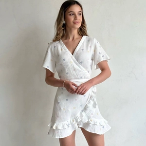 Robe de nuit courte en coton blanc avec motifs cœurs colorés et volants aux manches