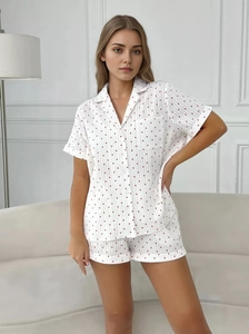 Détail de l'ensemble pyjama en coton montrant l'imprimé cœur et les fines rayures