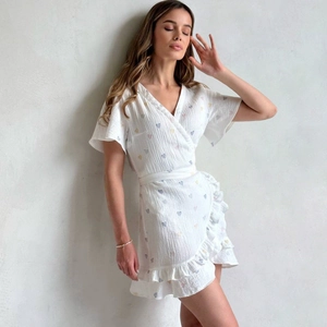 Robe de nuit cache-cœur en coton blanc avec imprimé cœurs et ourlet à volants