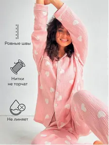 Nahaufnahme der rosa Baumwoll-Pyjamas mit Herzmuster und hochwertiger Verarbeitung