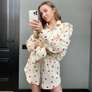 Ensemble pyjama femme imprimé cœur avec détails volantés en tissu froissé blanc crème