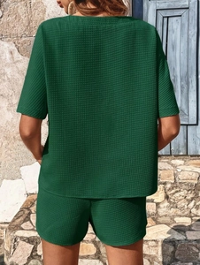 Détail d'un ensemble détente vert foncé pour femme en maille gaufrée à texture douce