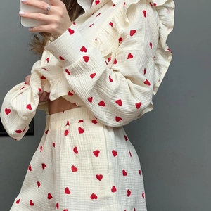 Pyjama deux pièces pour femme avec motif cœur, volants et manches longues en coton gaufré