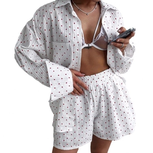 Damen Schlafanzug-Set aus weißer Baumwolle mit roten Herzen und Reverskragen