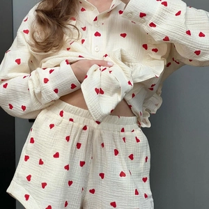 Pyjama femme imprimé cœurs avec haut à manches volantées et short en blanc crème