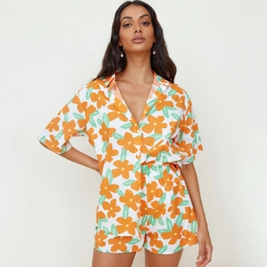Set pigiama estivo floreale da donna con camicia a maniche corte e pantaloncini abbinati