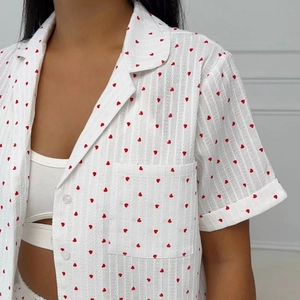 Ensemble pyjama femme en coton blanc avec motifs cœurs rouges et haut à manches courtes