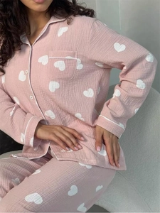 Detail des rosa Pyjama-Oberteils aus Baumwolle mit Herzprint und Paspelierung