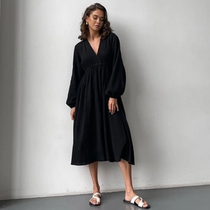 Chic black long-sleeved crepe bathrobe with V-neckline and elegant pleated waist detail