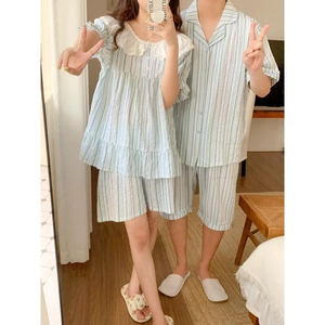 Ensemble pyjama court pour couple à rayures bleu clair avec détails floraux et volants