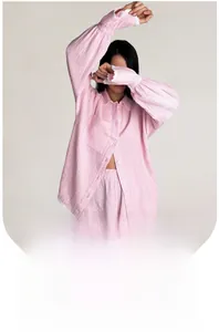 Détail de pyjama rose en crêpe avec chemise à manches longues, dentelle et short à volants