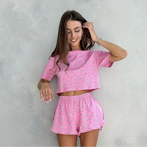 Zweiteiliges Sommer-Set für Damen mit rosa Gänseblümchen-Print, Crop-Top und Shorts