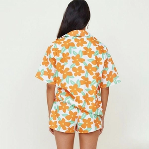 Completo pigiama estivo da donna con stampa floreale arancione e maniche corte retro