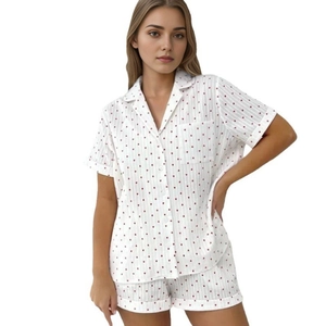 Pyjama court en coton blanc pour femme avec motif cœurs rouges, chemise boutonnée et short