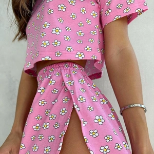 Zweiteiliges Damen-Set aus rosa Strick mit Gänseblümchen-Print für den Sommer