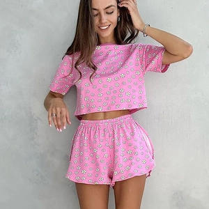 Damen Sommer Lounge-Set in Rosa mit Gänseblümchen-Print und kurzen Ärmeln