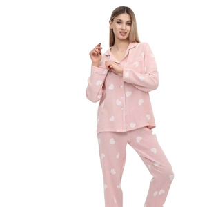 Pyjama femme en coton rose à motif cœurs avec haut boutonné à manches longues et pantalon