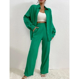 Women's 2-piece green pleated outfit with loose long-sleeve shirt and wide-leg trousers