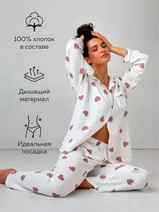 Nahaufnahme der weichen Baumwoll-Pyjamas mit rosa Herzprint und Reverskragen-Detail