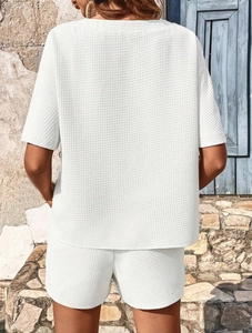 Vue arrière d'un ensemble détente en maille gaufrée blanche avec haut et short