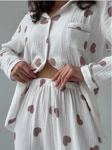 Detailaufnahme des Pyjama-Sets mit Herzmuster zeigt die weiche Baumwoll-Musselin-Textur