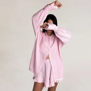 Ensemble pyjama en crêpe rose à manches longues avec bordure en dentelle blanche