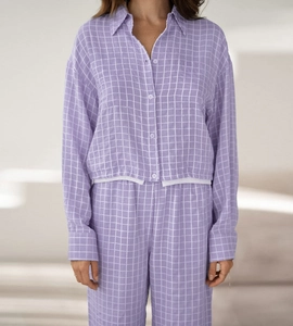 Détails du pyjama à carreaux violets montrant le tissu en coton doux et le col à boutons