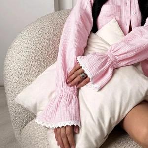 Ensemble pyjama en crêpe rose à manches longues avec bordure en dentelle douce