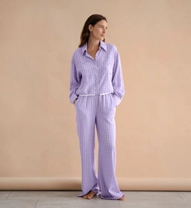 Détail d'un ensemble de pyjama à carreaux violets avec haut à manches longues et pantalon