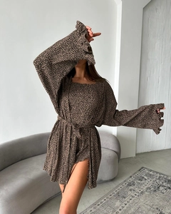 Detail eines gestrickten dreiteiligen Loungewear-Sets mit Leopardenmuster und Rüschenärmeln