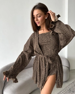 Detail der Leoparden-Loungewear mit Rüschenmanschetten und weicher Stricktextur