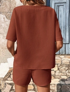 Détail de la texture gaufrée de l'ensemble haut à manches courtes et short brique