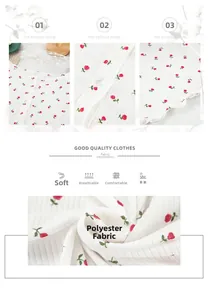 Détail de maille côtelée blanche avec broderie rose rouge délicate et boutons clairs