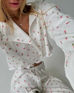 Gros plan sur l'imprimé roses roses et volants sur l'ensemble pyjama en maille côtelée