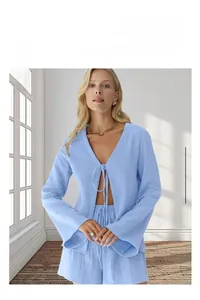 Détail de la texture gaufrée bleu clair sur cet ensemble d'intérieur à manches longues