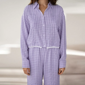 Pyjama femme à carreaux violets comprenant une chemise à manches longues et un pantalon