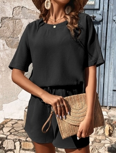 Détail de la texture gaufrée sur l'ensemble deux pièces décontracté noir pour femme