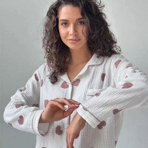 Damen Schlafanzug-Set aus weißer Baumwolle mit braunem Herzprint und klassischem Revers