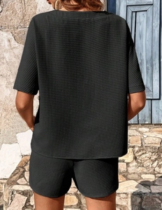 Détail du tissu gaufré sur l'ensemble deux pièces noir t-shirt col rond et short