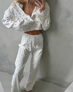 Détails du pyjama blanc en maille côtelée avec imprimés floraux rouges et bords festonnés