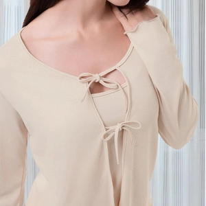 Completo loungewear beige a coste con maniche lunghe e dettagli a fiocco eleganti