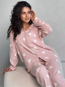 Schlafanzug aus Baumwolle in Rosa mit weißem Herzmuster, Langarm-Oberteil und Hose