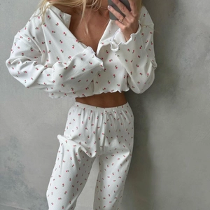 Ensemble pyjama en maille côtelée à fleurs avec haut à manches longues et pantalon